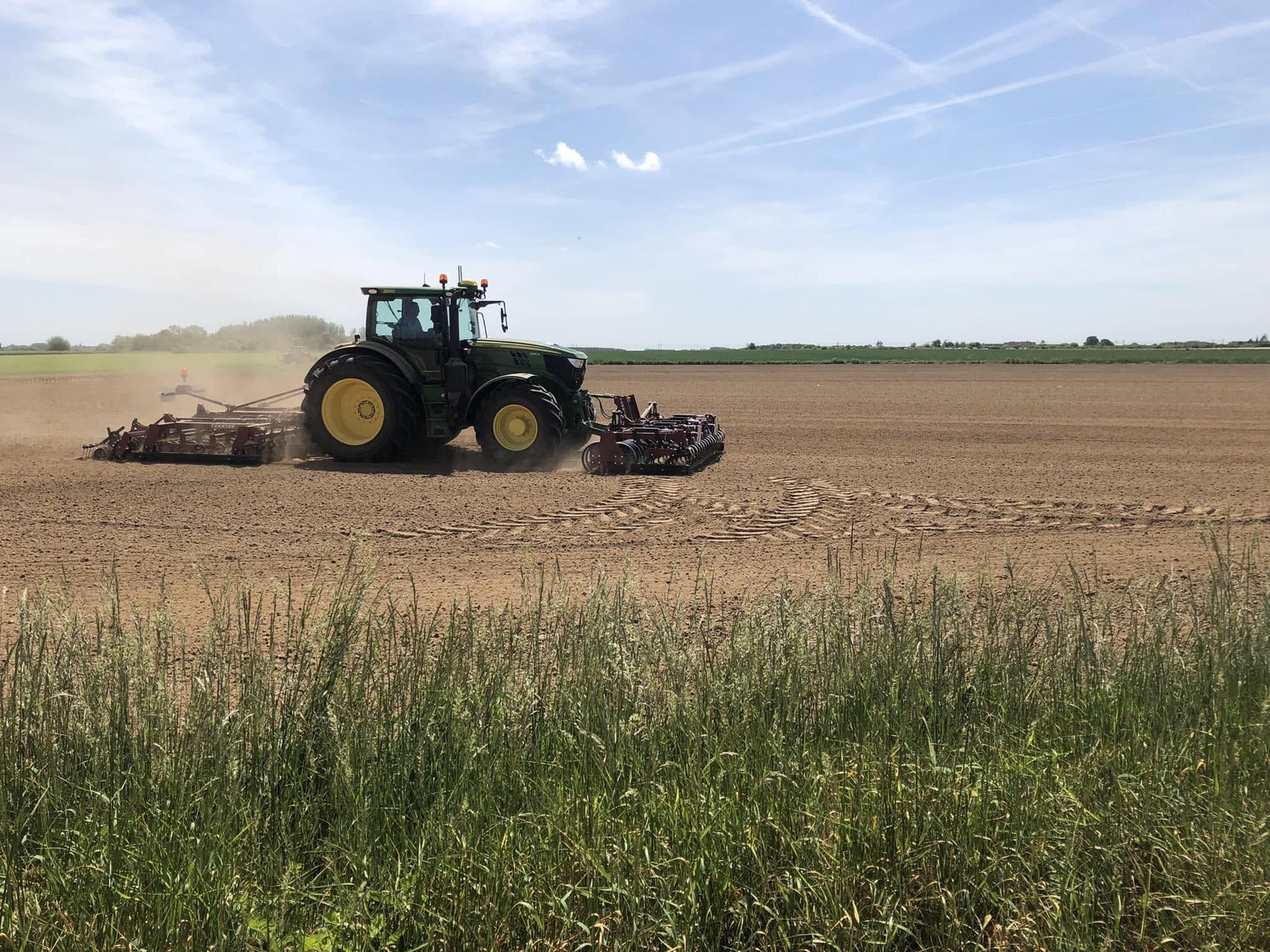 Un tracteur prépare la terre d’une parcelle de la ferme